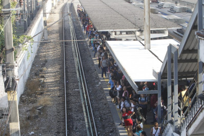 Polícia busca foragidos da Justiça em Duque de Caxias; Tiroteio afeta circulação de trens