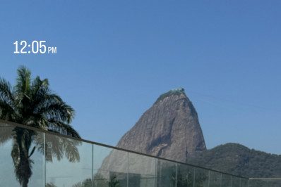 Clara Moneke exibe as curvas em fotos de biquíni