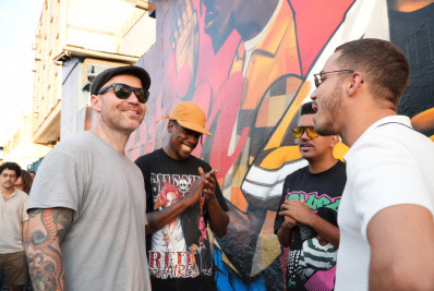 São Gonçalo entrega painel em homenagem a Os Garotin com show especial do trio