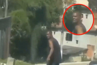 Vídeo: Homem arrasta cachorro com corda amarrada nas patas em Itaboraí