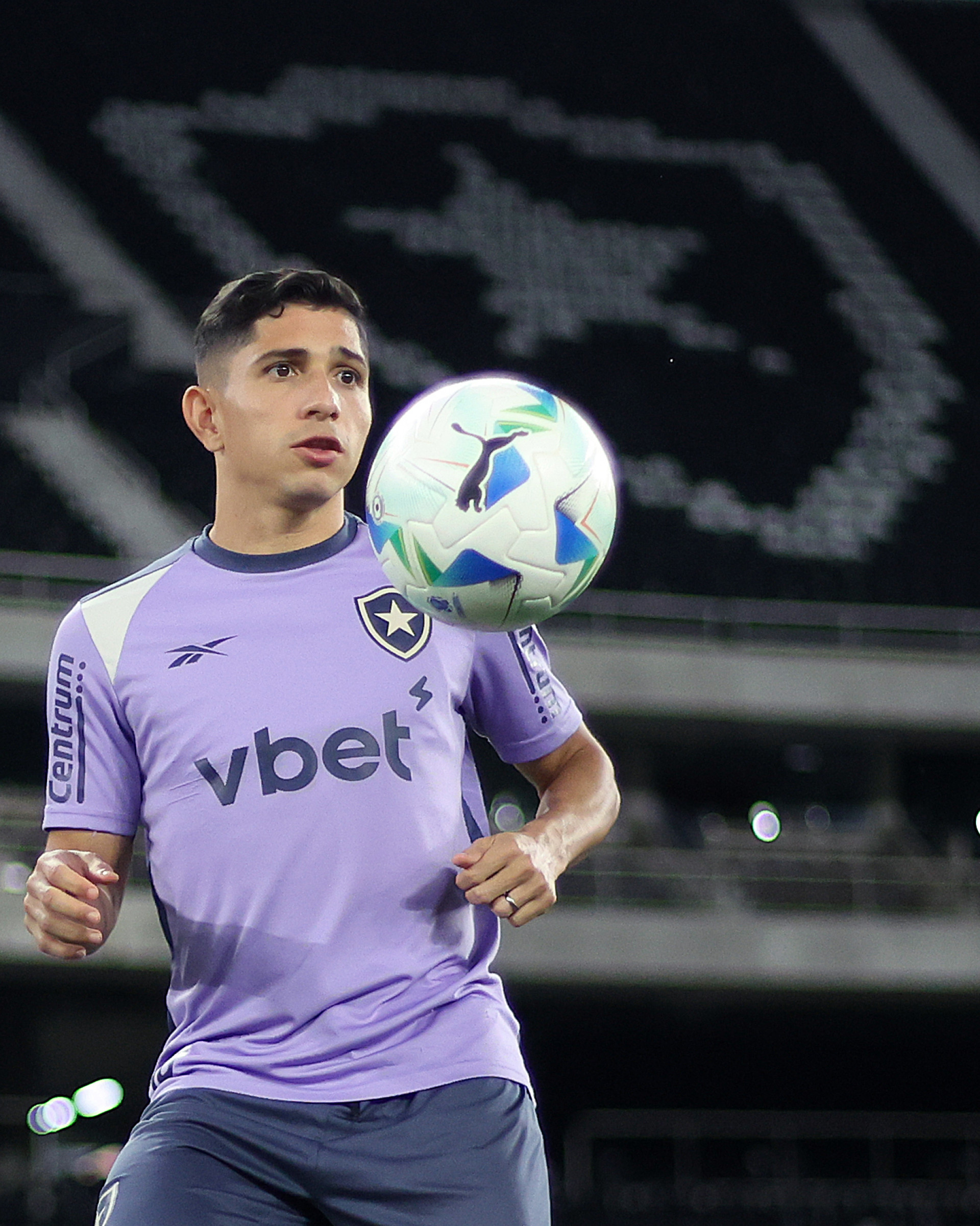 Savarino em treino do Botafogo no Nilton Santos