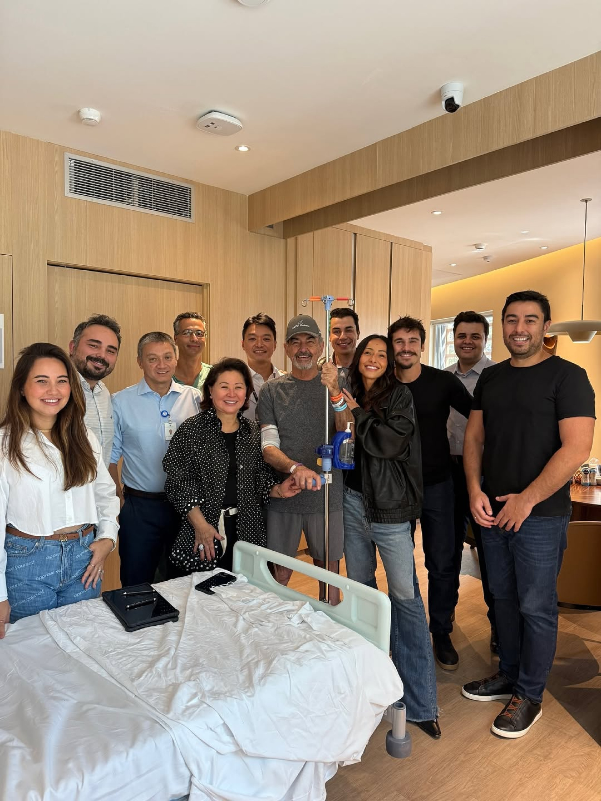 Sabrina Sato publicou foto de Omar Rahal com os familiares e equipe médica - Reprodução/Instagram