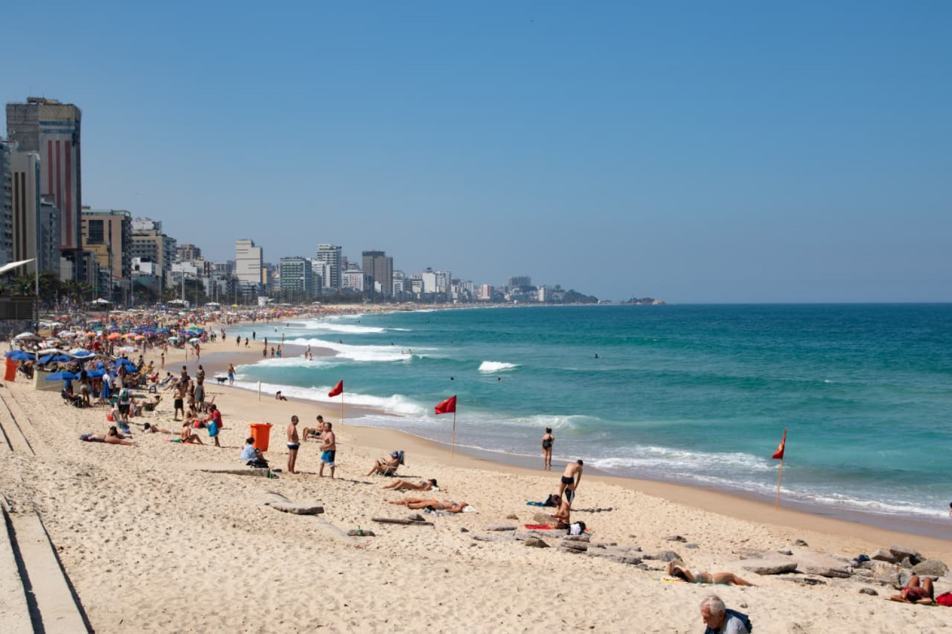 Praia do Leblon estava com o céu aberto nesta sexta-feira - Érica Martin / Agência O Dia