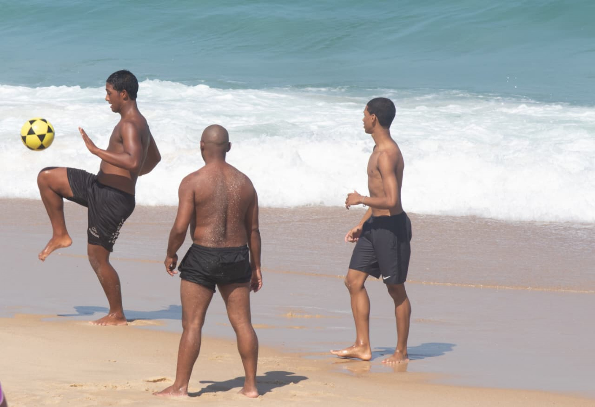 Veranico fez os cariocas voltarem às praias - Érica Martin / Agência O Dia