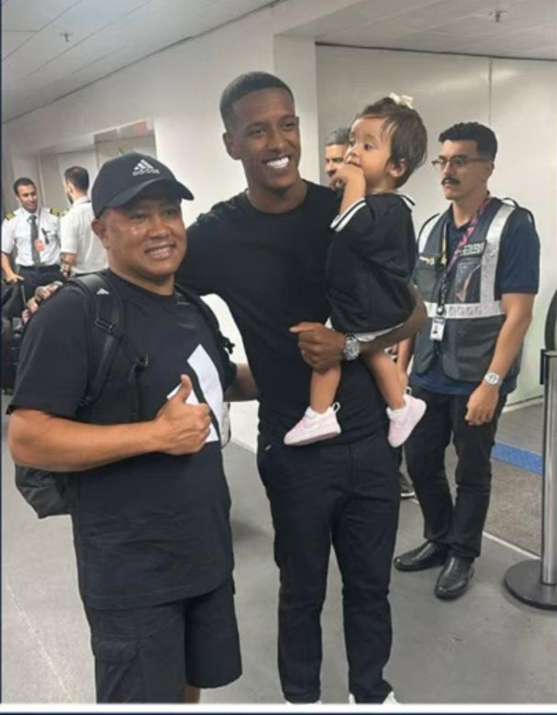 Com filha vestida de Vasco, Robert Renan chega ao Rio de Janeiro para assinar com o Cruz-Maltino