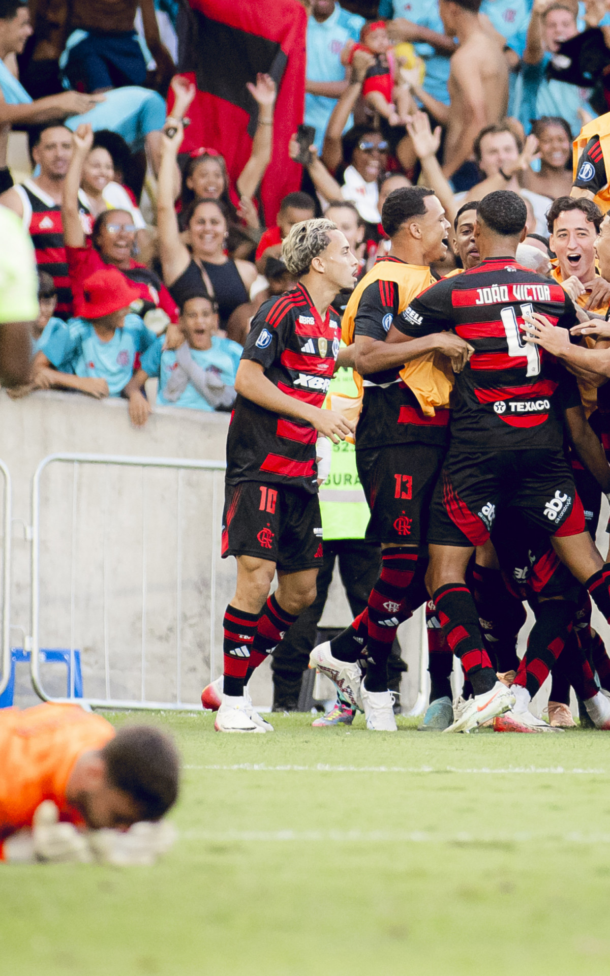 Lorran comemora o primeiro gol do Flamengo