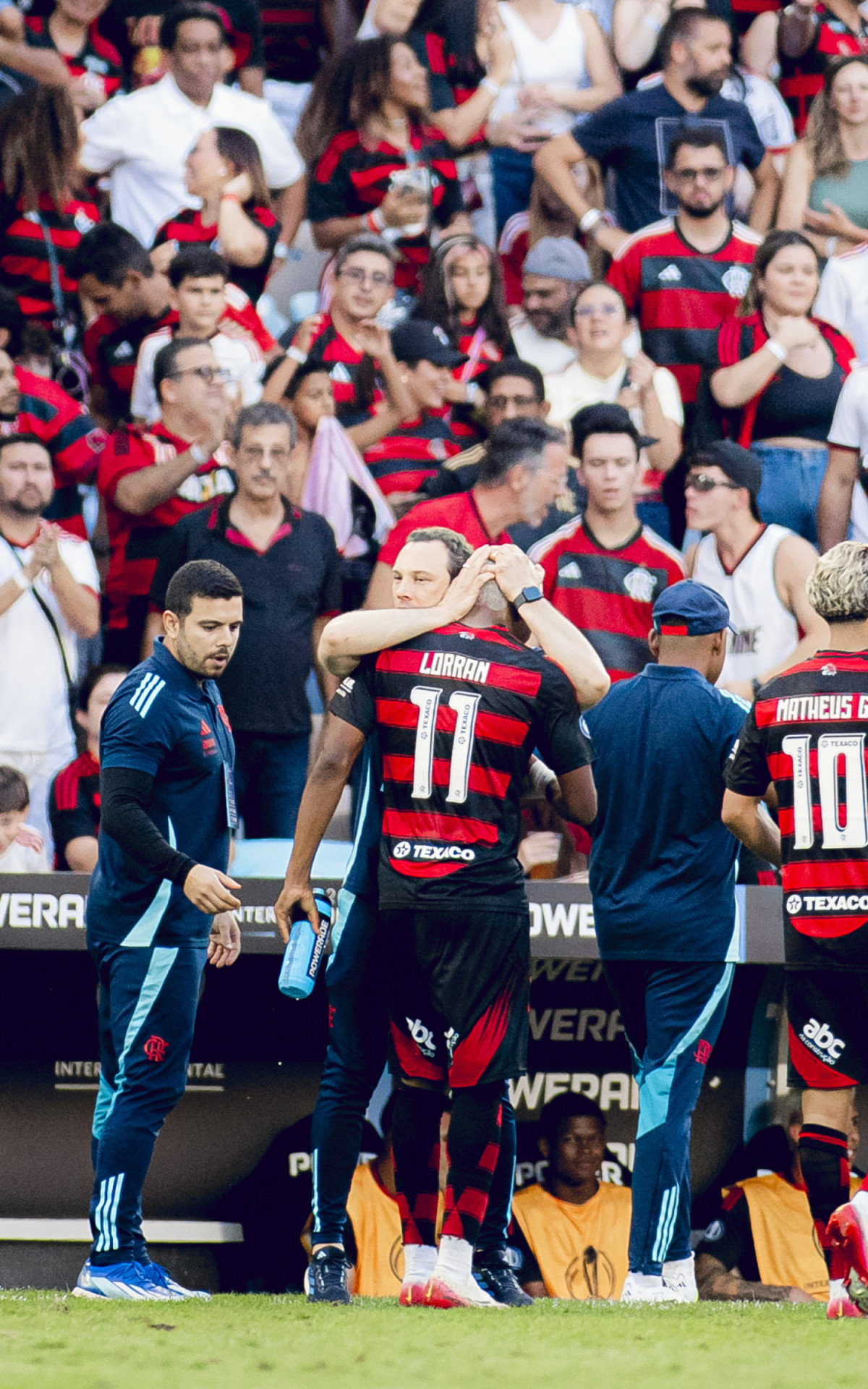 Lorran comemora o primeiro gol do Flamengo