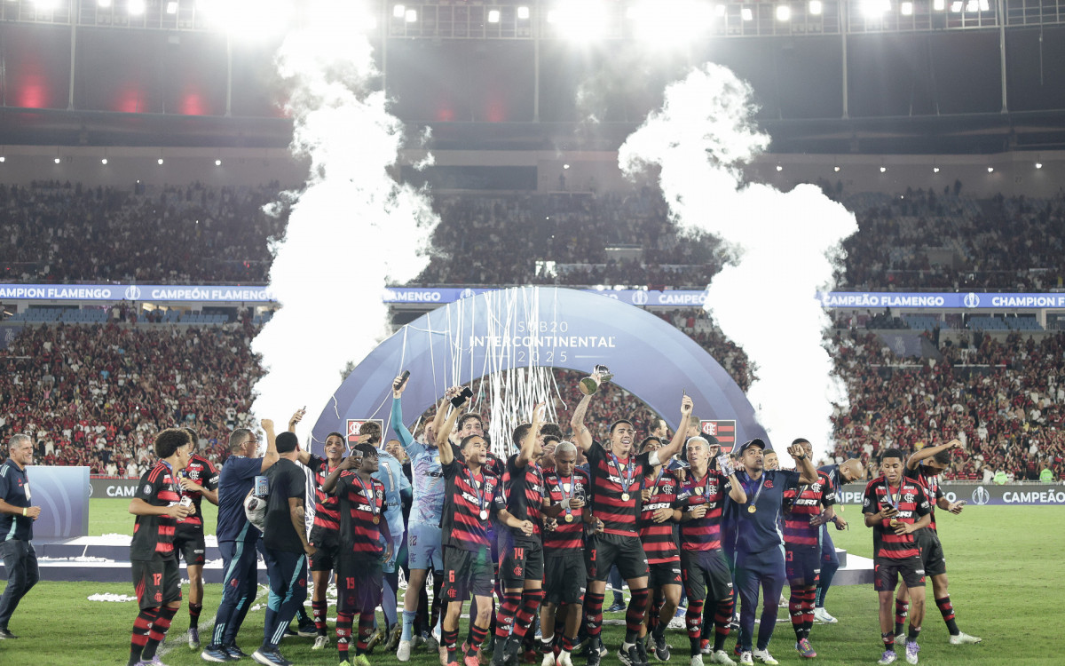 Jogadores do Flamengo comemoram o título intercontinental de clubes no Maracanã