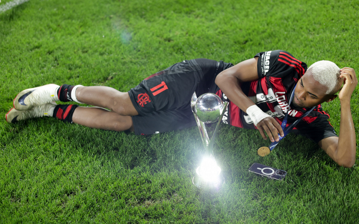 Lorran deitou no gramado do Maracanã na comemoração do título do Flamengo 