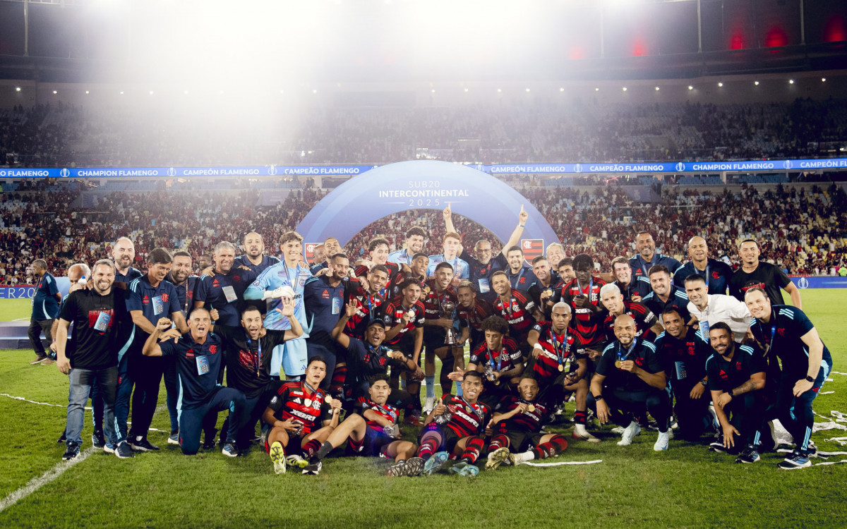 Jogadores do Flamengo comemoram o título intercontinental de clubes no Maracanã