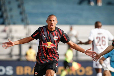 Fluminense volta a sofrer quatro gols depois de um ano e liga alerta