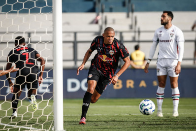 Fluminense abusa dos erros e perde para Bragantino pelo Brasileirão