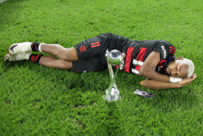 Flamengo encaminha saída de Lorran para clube italiano