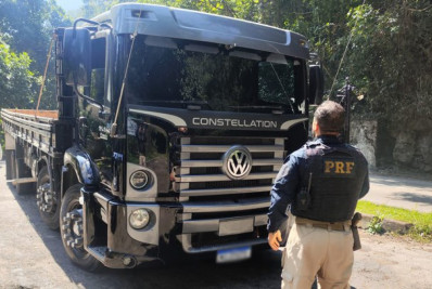Caminhão roubado é recuperado na BR-040, em Petrópolis