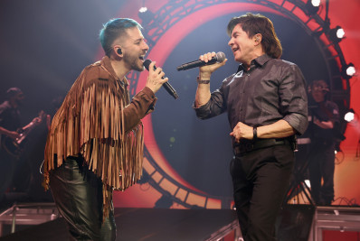 Vídeo! Junior canta com o pai, Xororó, em apresentação no Rio