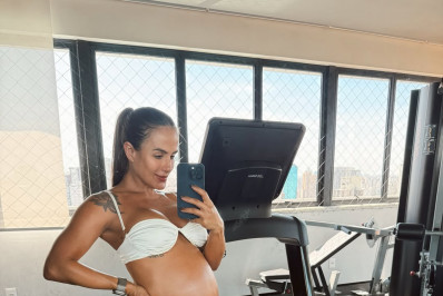 Grávida de Bento, Carol Peixinho treina de biquíni e exibe barrigão