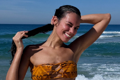 Alane Dias curte dia de praia no Rio e exibe as curvas