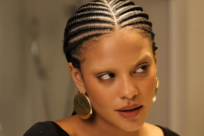 Bella Campos vira Maria de Fátima ao ironizar comentário sobre sobrancelha descolorida