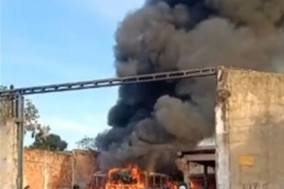 Incêndio atinge garagem de ônibus em Duque de Caxias