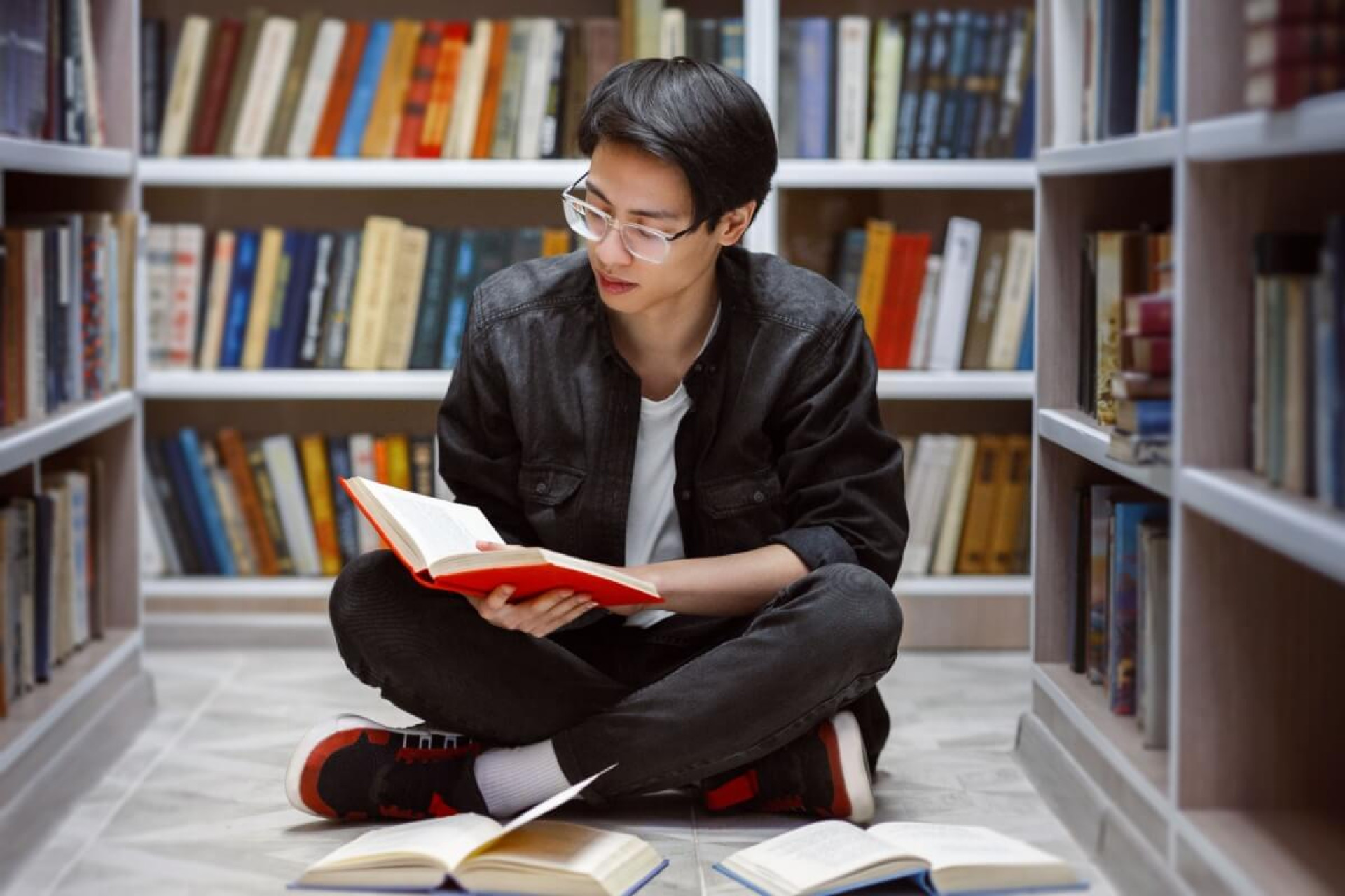 A leitura regular ajuda os estudantes a desenvolver habilidades de interpreta&ccedil;&atilde;o de texto, ampliar o repert&oacute;rio para a constru&ccedil;&atilde;o textual e aprimorar a escrita (Imagem: Prostock-studio | Shutterstock)