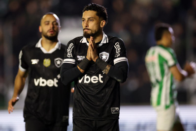 Alex Telles comemora gol e vitória em Caxias do Sul: 'Noite especial'