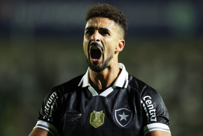 Chris Ramos celebra estreia com gols pelo Botafogo: 'Muito feliz'