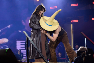 Nattan beija barriga de Rafa Kalimann no palco durante Festa do Peão de Barretos