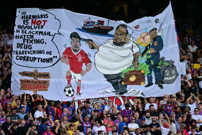 Torcida do Crystal Palace protesta contra John Textor e dono do Nottingham Forest