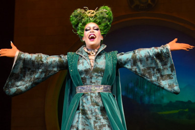 Gloria Groove é ovacionada em estreia como Madame Morrible em 'Wicked'