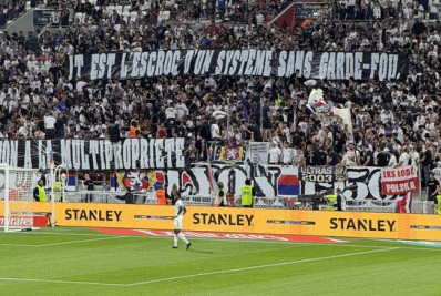 Jogo do Lyon é interrompido por protestos contra John Textor: 'Vigarista'