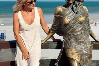 Atriz Flávia Alessandra encanta fãs em Arraial do Cabo