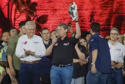 Com boneco de Bolsonaro nas mãos, Tarcísio diz que tempo trará justiça ao ex-presidente