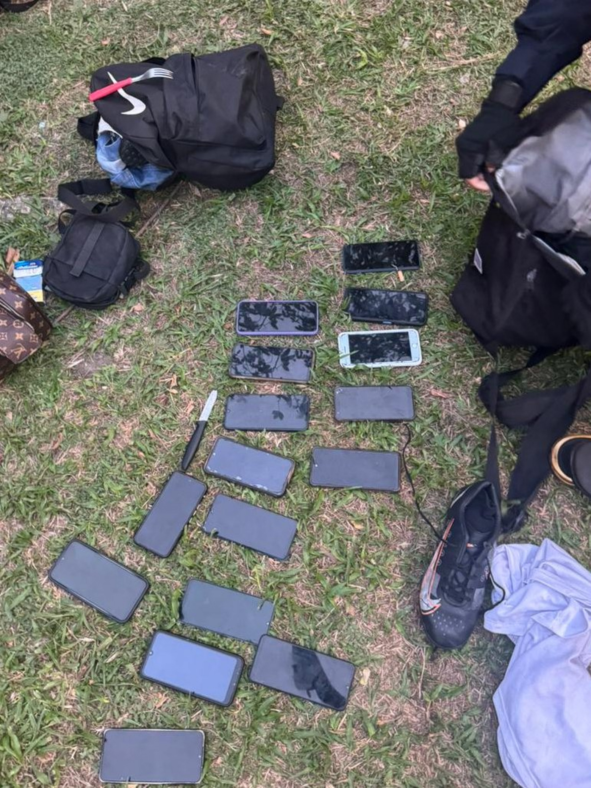 Celulares apreendidos com grupo de adolescentes em Botafogo