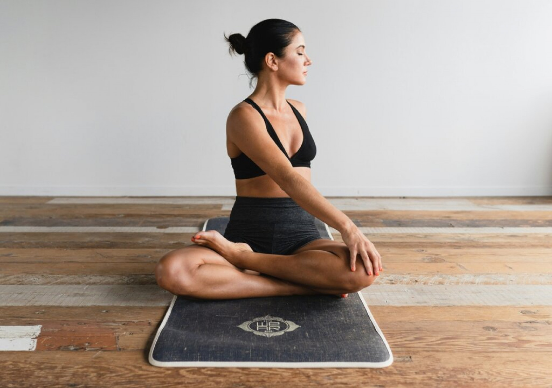 Posturas de Yoga para iniciantes: 11 posi&ccedil;&otilde;es simples para come&ccedil;ar hoje