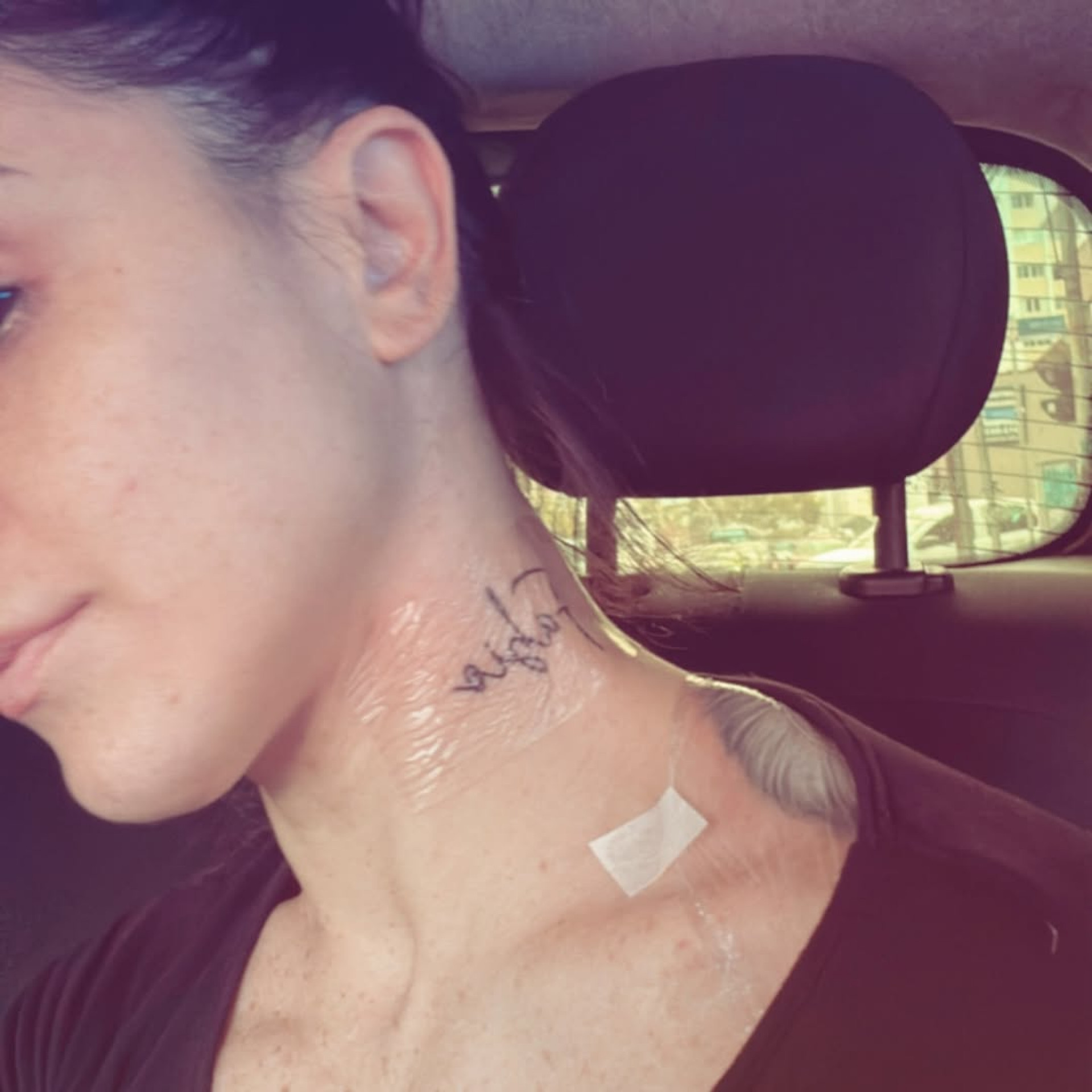 Namorada desmente que tatuou o nome de Fabio Porchat no pescoço - Reprodução / Instagram