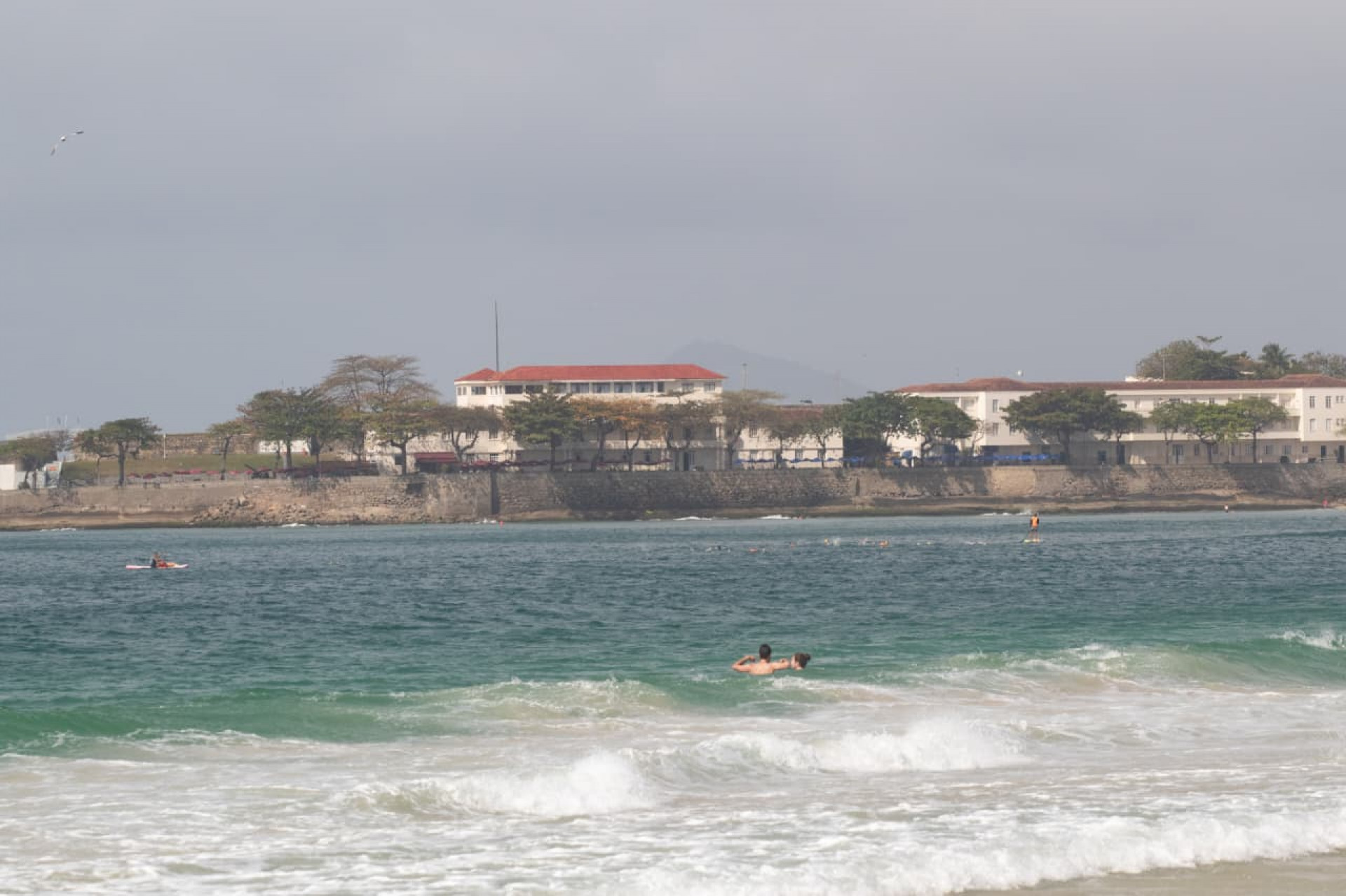 Céu aberto levou cariocas e turistas à Praia de Copacabana na manhã de domingo - Érica Martin / Agência O Dia