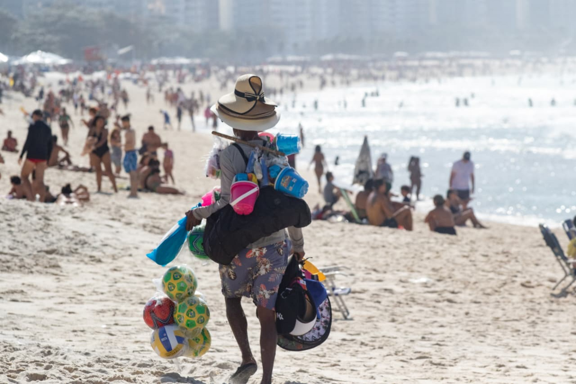 Céu aberto levou cariocas e turistas à Praia de Copacabana na manhã de domingo - Érica Martin / Agência O Dia