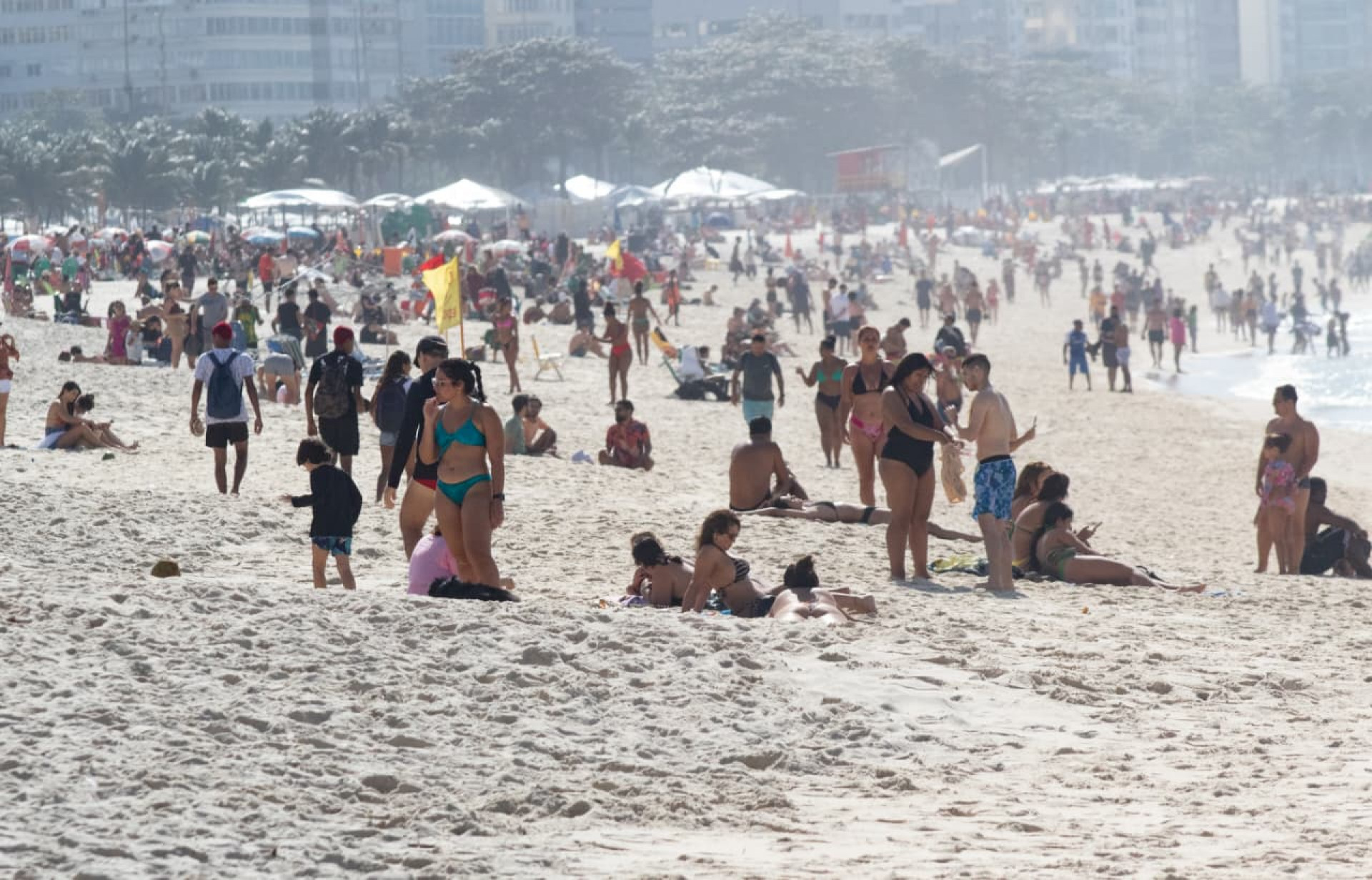 Praia de Copacabana ficou cheia na manhã deste domingo - Érica Martin / Agência O Dia