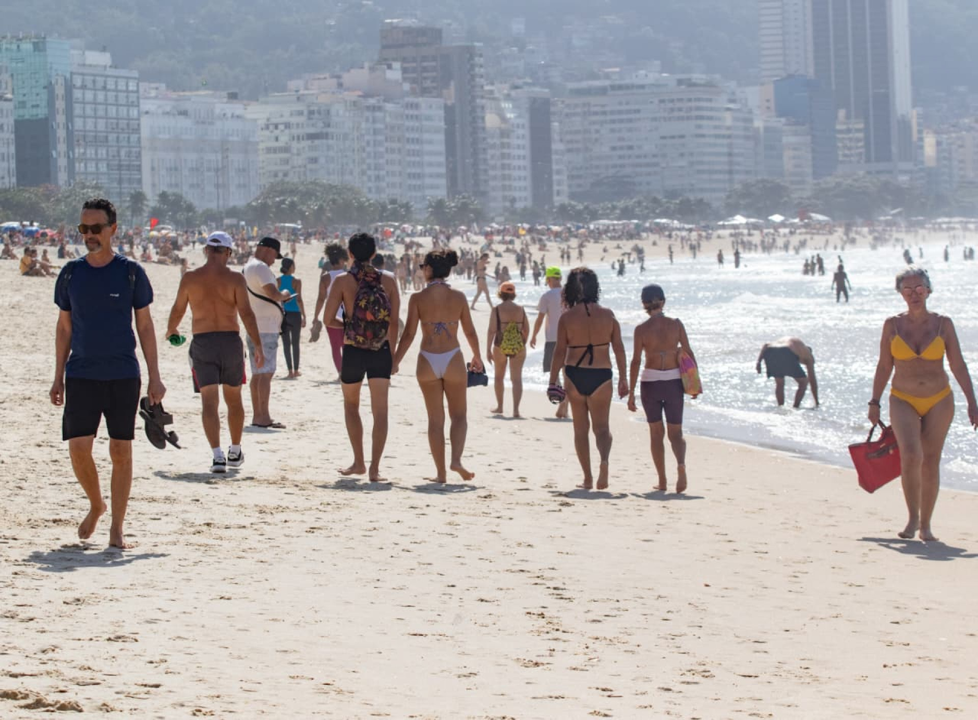 Praia de Copacabana ficou cheia na manhã deste domingo - Érica Martin / Agência O Dia