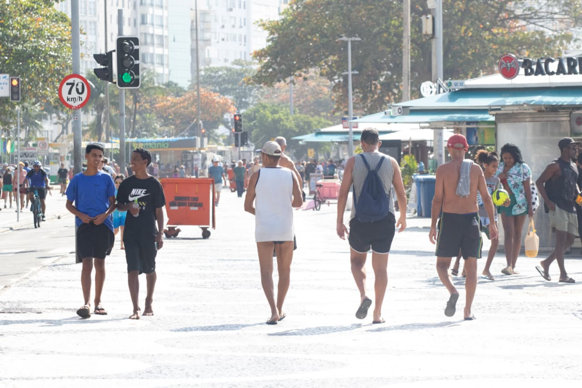 Praia de Copacabana ficou cheia na manhã deste domingo - Érica Martin / Agência O Dia