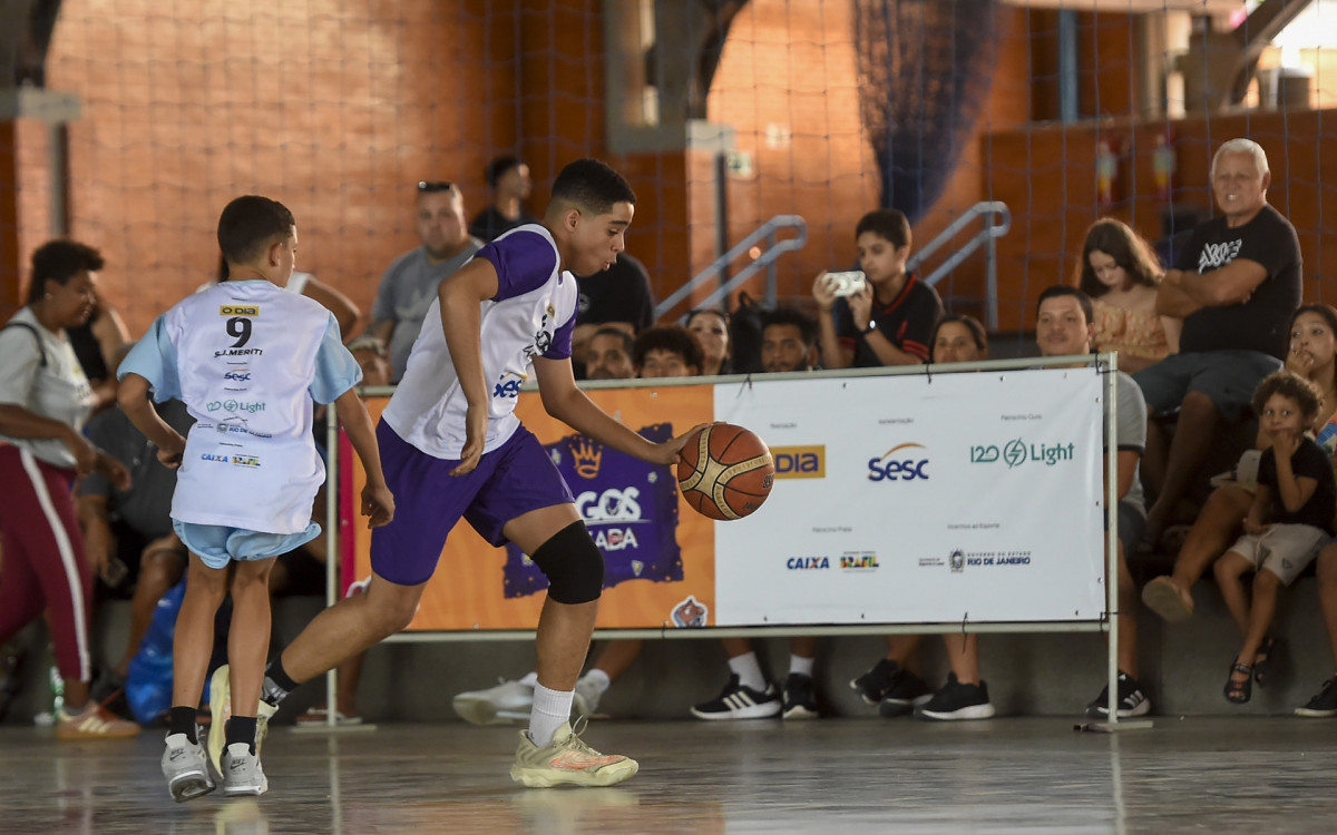 Disputa acirrada de bola do basquete masculino