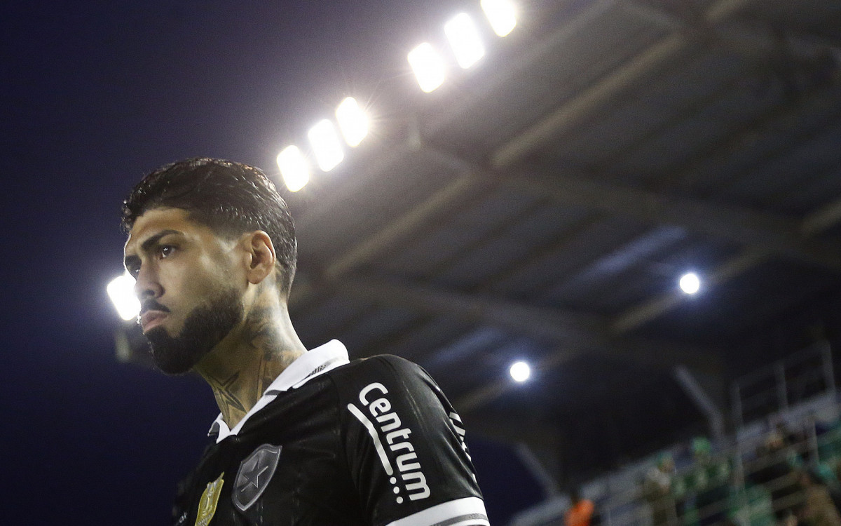 Alexander Barboza é um dos pilares da linha defensiva do Botafogo