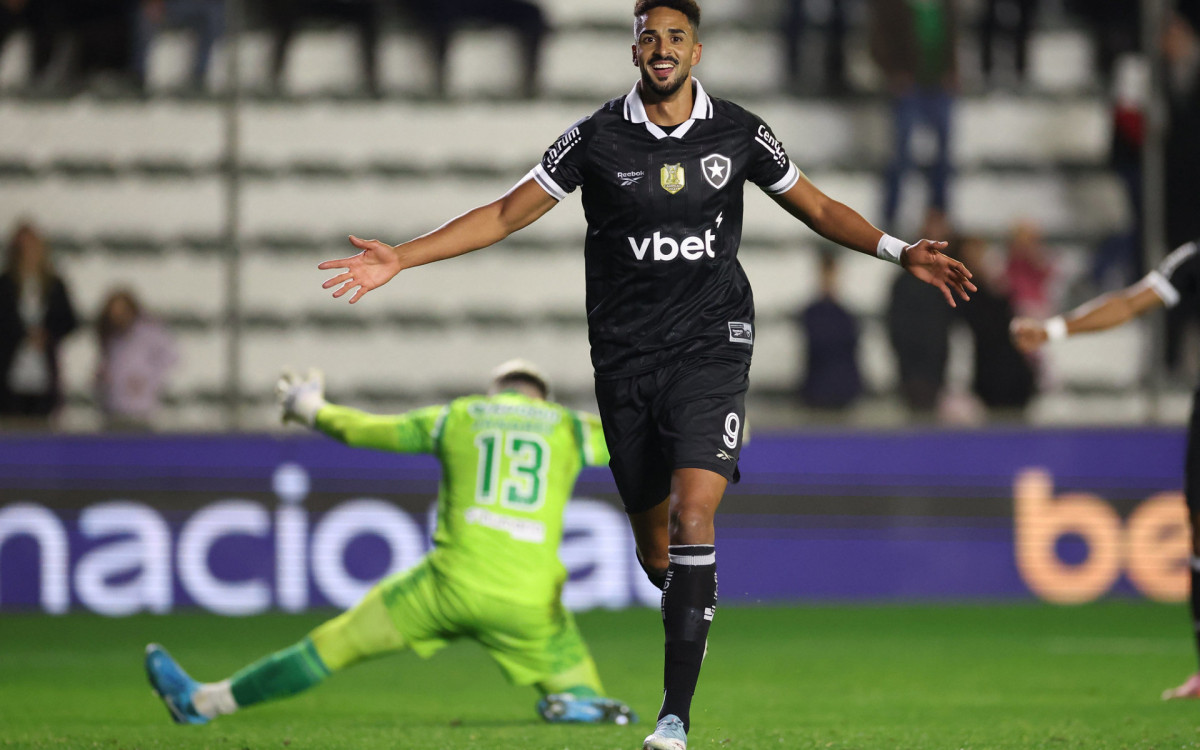 Chris Ramos comemora após marcar pelo Botafogo