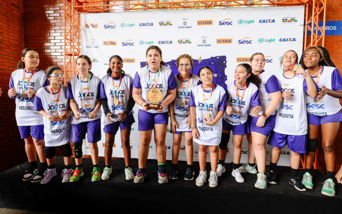 Time de basquete feminino de Mesquita posa com orgulho com o ouro