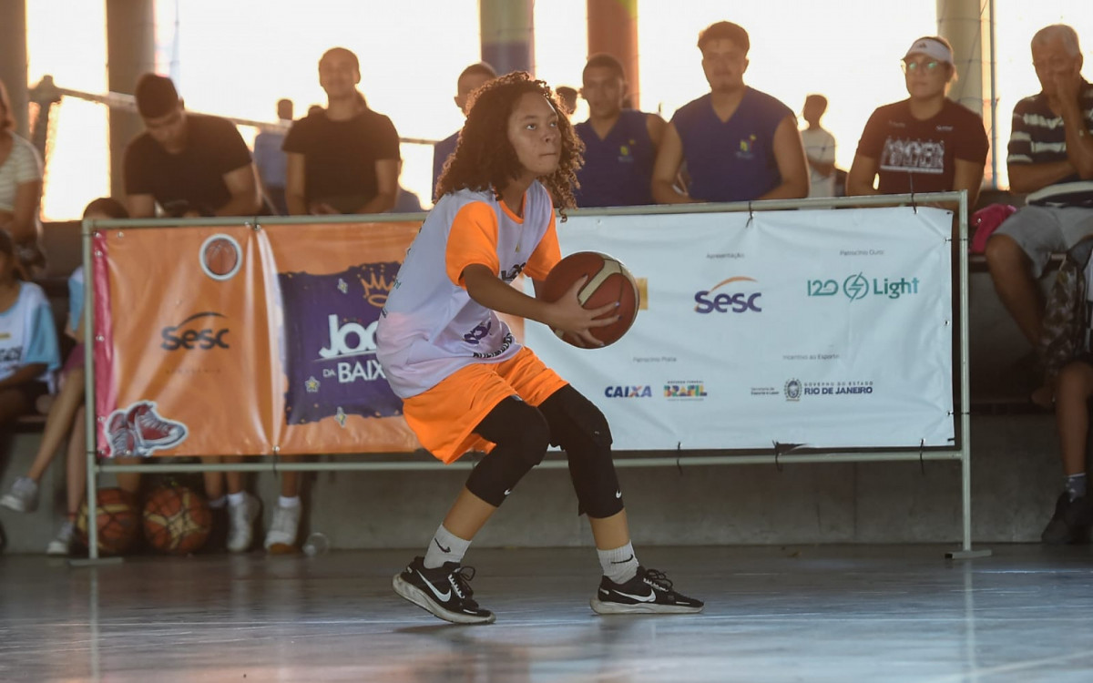 Atleta do basquete em lance estratégico