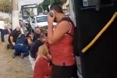 Passageiros desembarcam de BRT durante tiroteio na comunidade do Fumacê