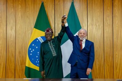 Lula diz querer mundo 'livre de imposições hegemônicas' após reunião com o presidente da Nigéria