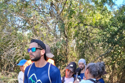 Jovem, com parasilia cerebral, se emociona com passeio em trilha