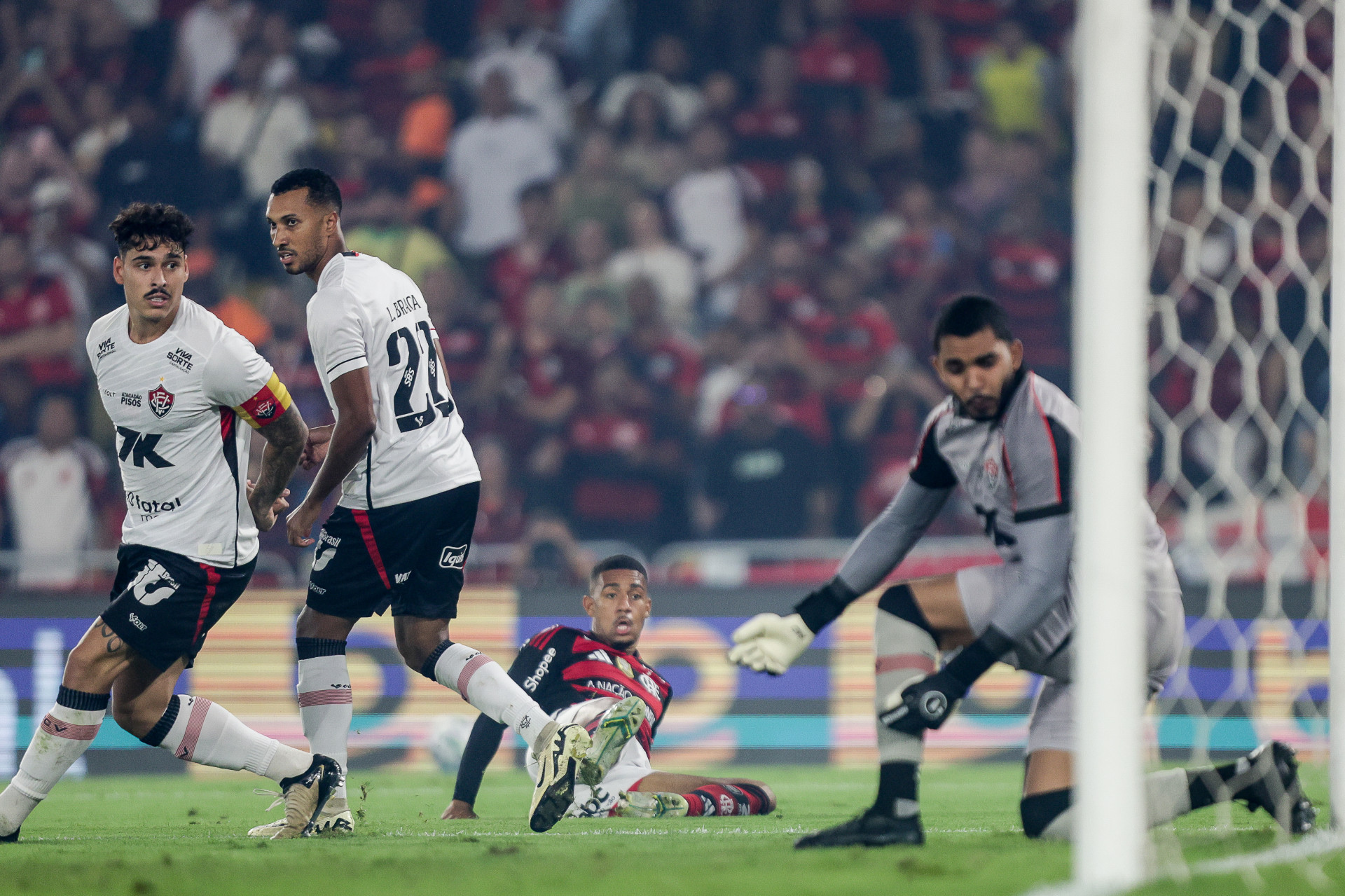 Momento em que Samuel Lino abre o placar para o Flamengo diante do Vitória, no Maracanã - Gilvan de Souza / Flamengo
