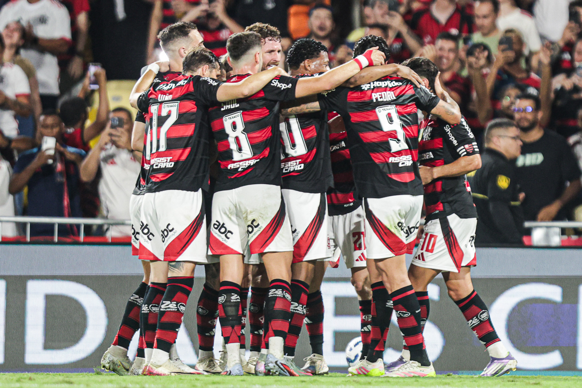 Jogadores do Flamengo celebram gol marcado sobre o Vitória, no Maracanã - Gilvan de Souza / Flamengo
